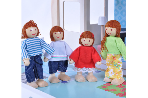 Het huis komt inclusief vader, moeder, zoon en dochter.