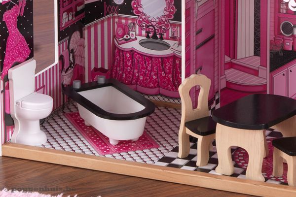 Badkamer met bad, toilet en wastafel.