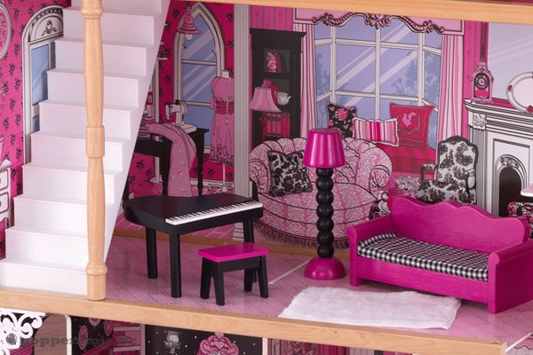 Woonkamer met piano en zitje.