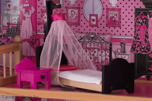 Slaapkamer met bed en nachtkastje.