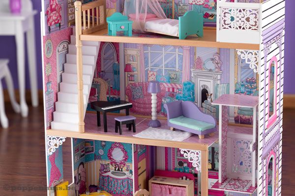 Woonkamer met liften trap.