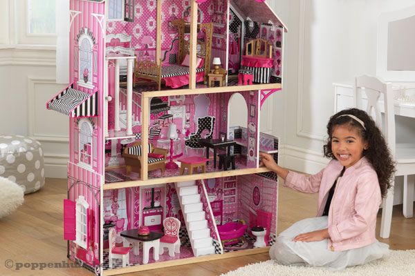 Het huis heeft een vast dak en de zijkant en achterkant zijn dicht.