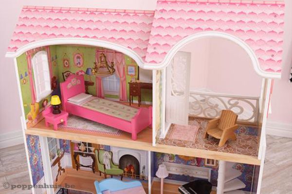 Ruime kamers met poppenmeubeltjes.