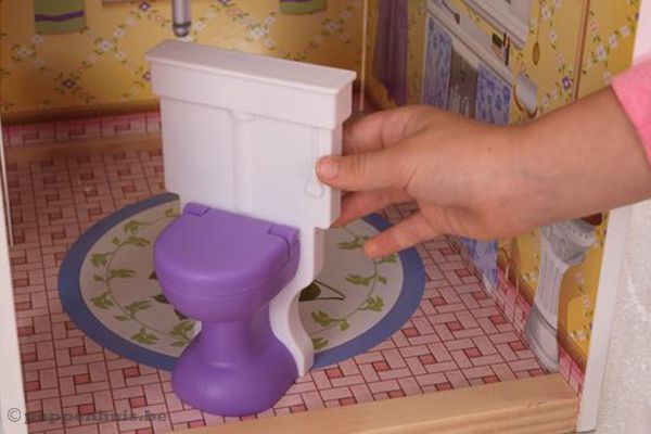 De toilet maakt een spoelgeluid.