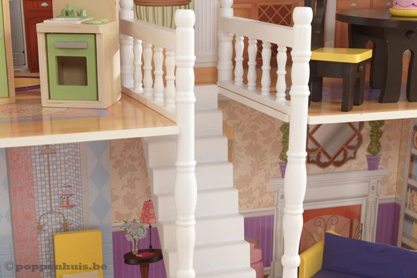 Stijlvolle witte trap naar de 1ste verdieping.