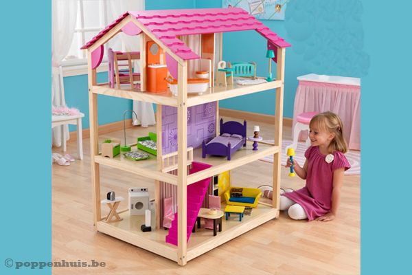 Het poppenhuis rolt op wieltjes.