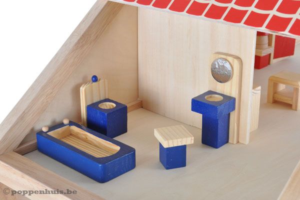 De badkamer met ligbad en toilet.