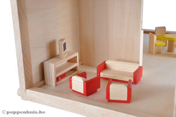 De huiskamer met bankstel en televisie.